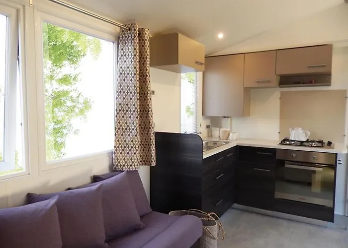 Mobil 6 Personnes Et Pins 캠프장 *