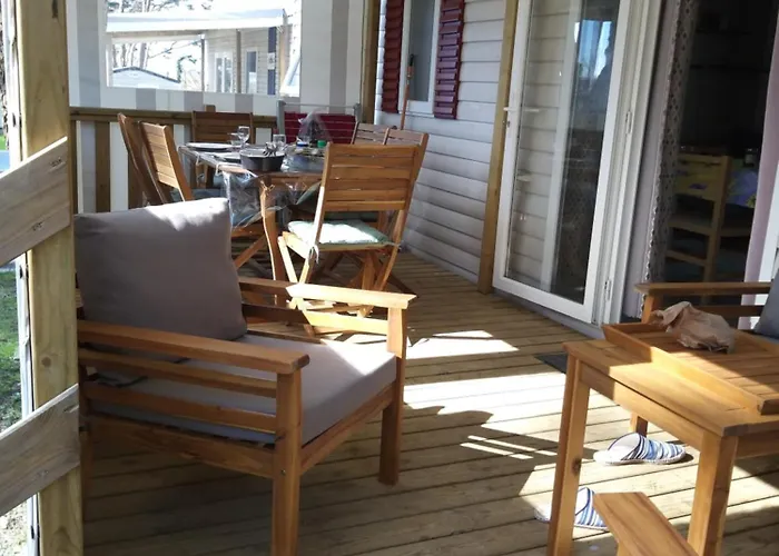 Mobil 6 Personnes Et Pins 캠프장 피리악-쉬르-메르