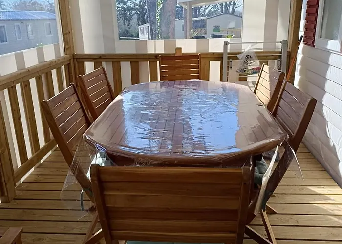 Mobil 6 Personnes Et Pins