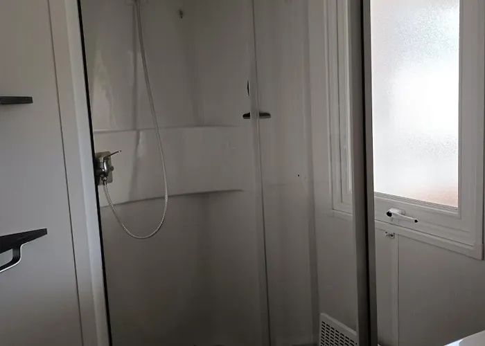 Mobil 6 Personnes Et Pins 캠프장