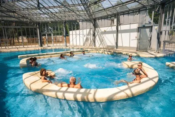 Mobil 6 Personnes Et Pins 캠프장