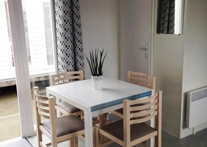 Mobil 6 Personnes Et Pins 캠프장 피리악-쉬르-메르