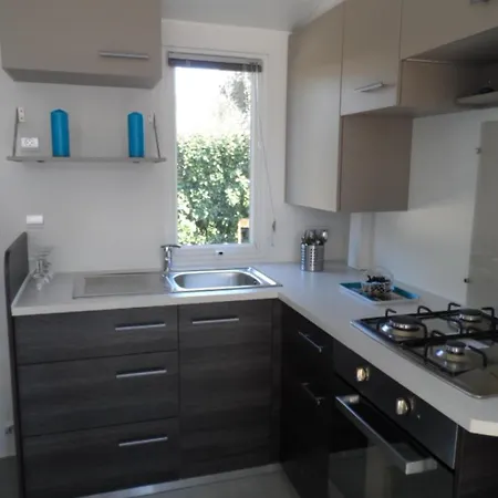 Mobil 6 Personnes Et Pins Campsite