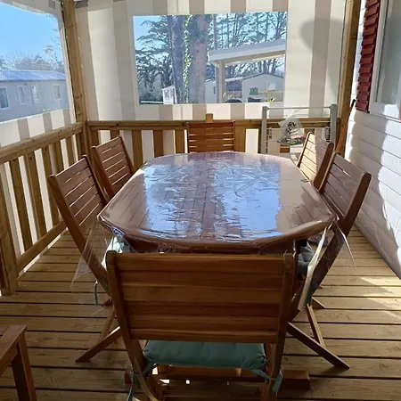 Mobil 6 Personnes Et Pins