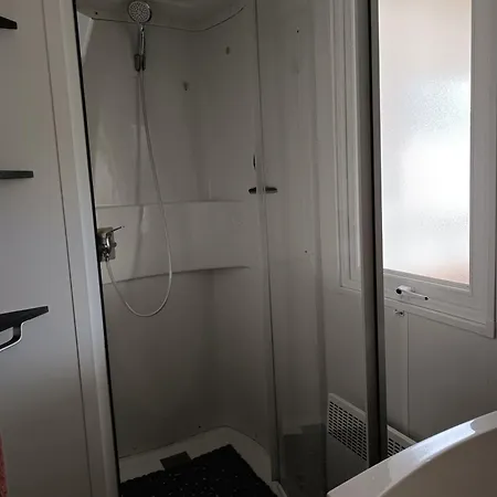 Mobil 6 Personnes Et Pins Campsite