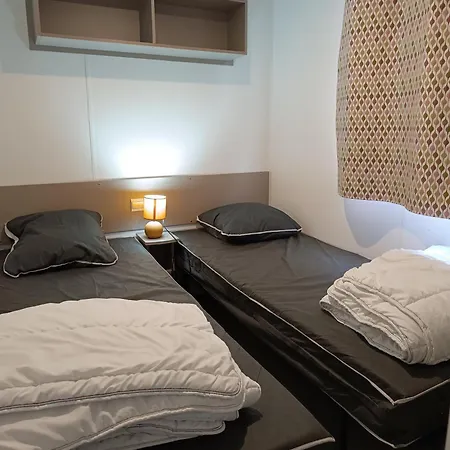 Mobil 6 Personnes Et Pins Campsite