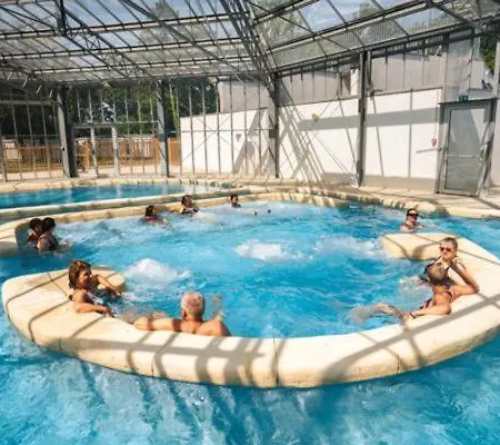 Mobil 6 Personnes Et Pins Campsite